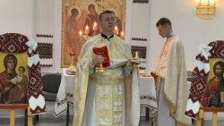 Le père Volodymyr Malshynn durant la divine liturgie