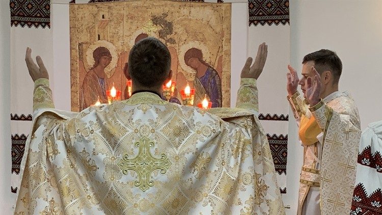 Padre Volodymyr Malshynn durante una liturgia nella Chiesa sotterranea di Vishneve