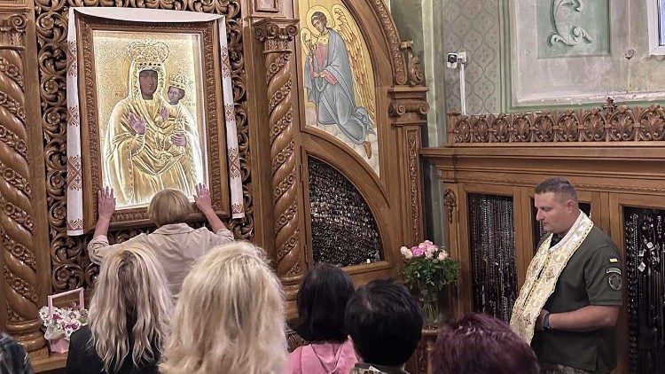 En oración ante una imagen de la Virgen