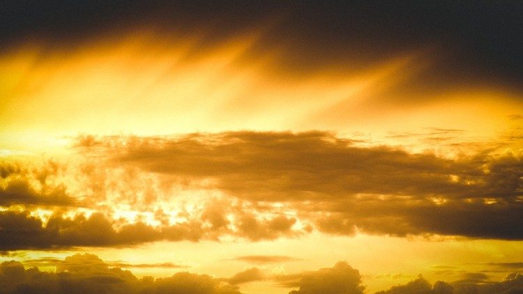 Himmel mit Wolken in der Abenddämmerung