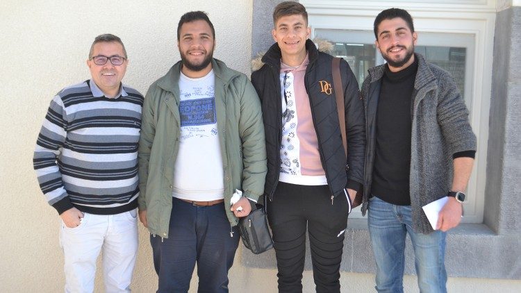 O missionário Domingos (à esquerda) com três jovens beneficiários dos projetos.