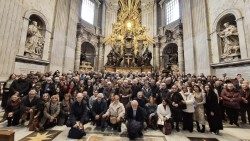Il gruppo dei superstiti della tragedia del Vajont e i loro familiari, ricevuti dal Papa in udienza, nel 60.mo anniversario del disastro. Si riconoscono in fondo, al centro , il vescovo di Belluno-Feltre Renato Marangoni e il sindaco di Longarone e presidente della Provincia di Belluno Roberto Padrin. Foto di Alvise Sperandio
