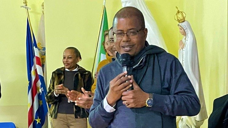 P. Ant&oacute;no Ferreira ilustra o Projecto &agrave; comunidade caboverdiana em Roma