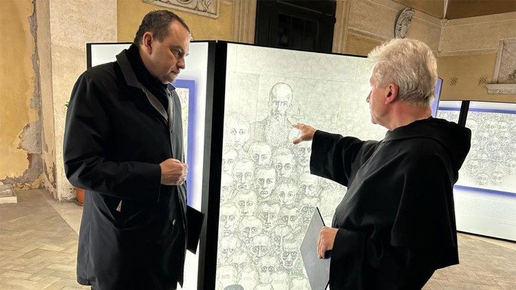 Ambasador Adam Kwiatkowski na wystawie „Klisze pamięci. Labirynty” w Rzymie