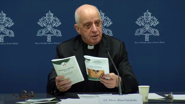O arcebispo Rino Fisichella na coletiva de imprensa com alguns textos da coleção da LEV