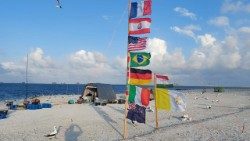 La bandiera della Città del Vaticano sull'isola di Clipperton