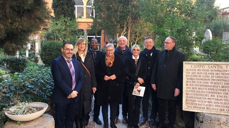 Weihbischof Lohmann (rechts) und Gruppe von Ärzten aus dem Bistum Münster und Mario Galgano