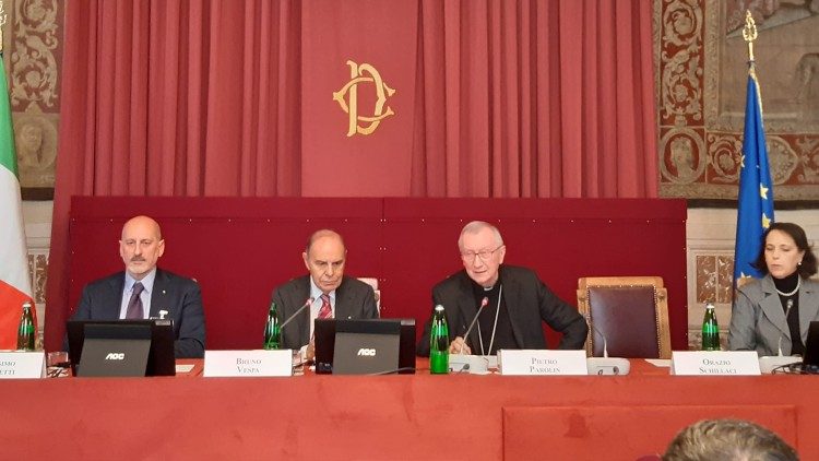 Il cardinale Parolin mentre tiene le conclusioni