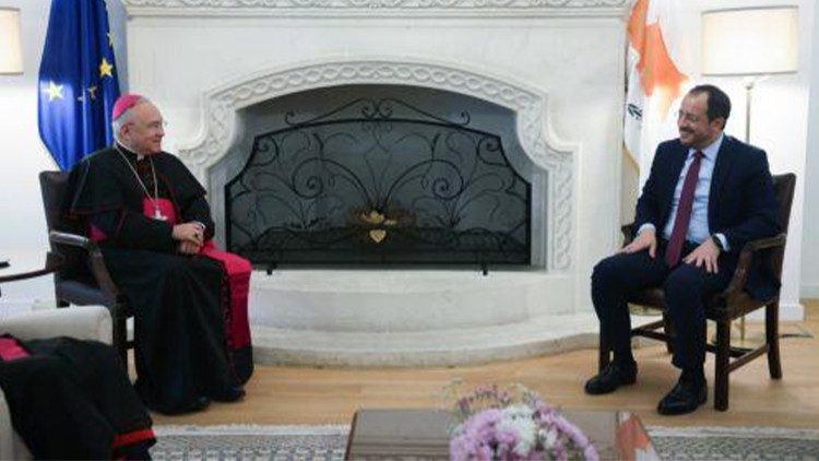 Arcebispo Peña Parra encontra autoridade civil do país