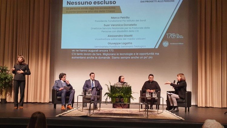 A mesa redonda no Centro Asteria