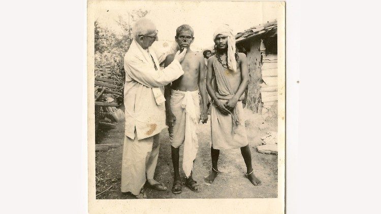 Pe. Adam Wiśniewski em uma colônia para pessoas com hanseníase