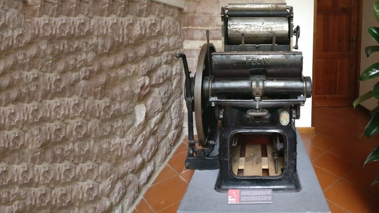 La macchina che stampava i passaporti falsi, con cui gli ebrei passavano il confine