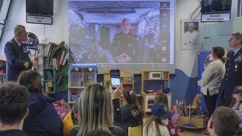 L'astronauta Villadei saluta dallo spazio il Bambino Gesù: "La Terra quassù è bellissima"
