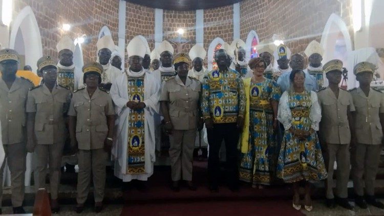 Participants &agrave; la messe de cl&ocirc;ture de l'assembl&eacute;e pl&eacute;ni&egrave;re des &eacute;v&ecirc;ques.