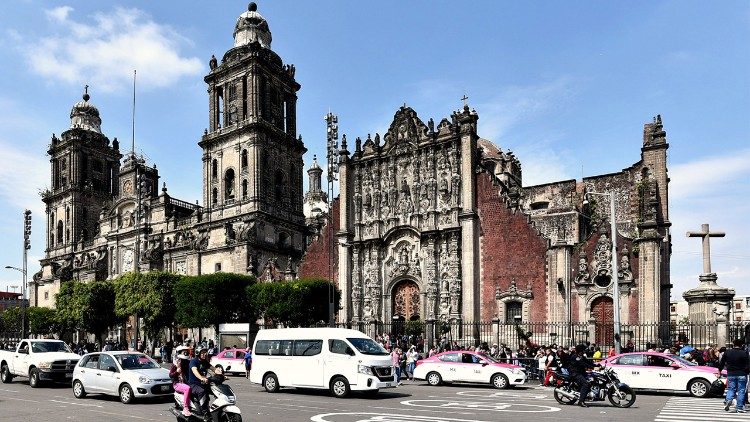 Katedra w Meksyku, przy kt&oacute;rej stoi pomnik Jana Pawła II (Bogdan Myśliwiec)