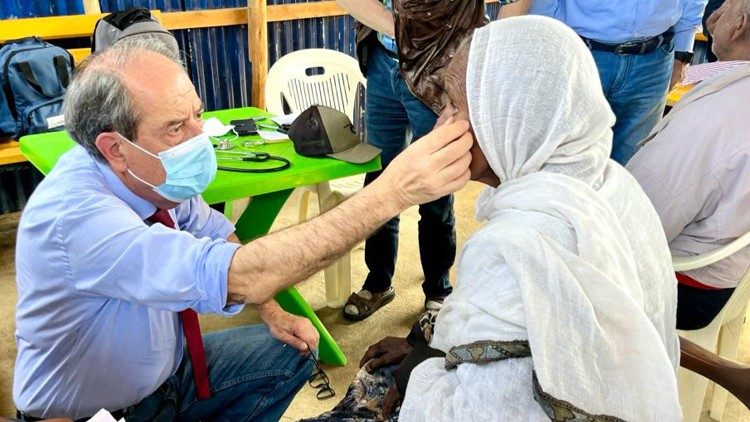 Il dottor Aldo Morrone visita una donna