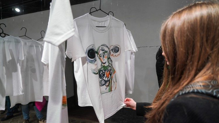 Футболки із зображеннями, створеними іконописицею Уляною Креховець, в рамках проекту Центру гідності дитини