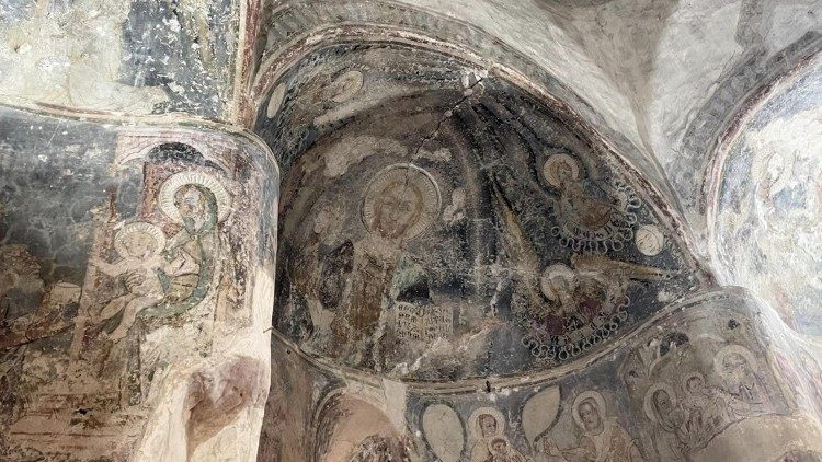 Algunos de los frescos del interior de la iglesia