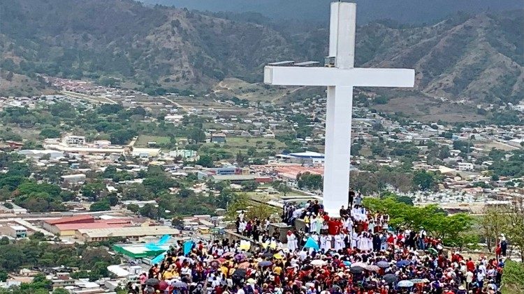Jóvenes hondureños en el viacrucis en la Danlí, “ciudad de las colinas”