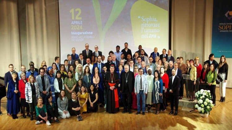 Foto ricordo dell'inaugurazione dell'anno accademico 2023-2024 all'Istituto Universitario Sophia (aprile 2024)