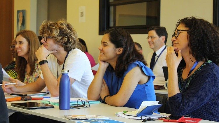 Giovani partecipanti al convegno sull'agape che si è svolto a Loppiano