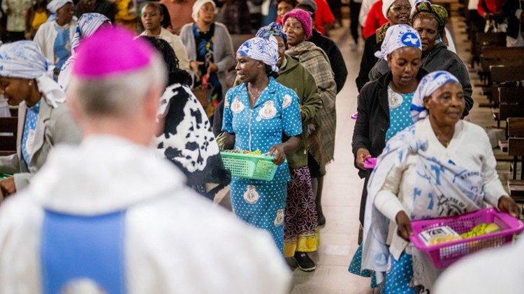 Gläubige bei einer Messe in Kenia
