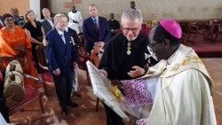 L’archevêque de Yaoundé, Mgr Jean Mbarga, offrant au Grand Commandeur de l’Ordre de Malte, Fra’ Emmanuel Rousseau, un tam-tam et un tableau de la Vierge Marie Notre Dame des Victoires, Patronne de la cathédrale de Yaoundé, dimanche 9 juin 2024.