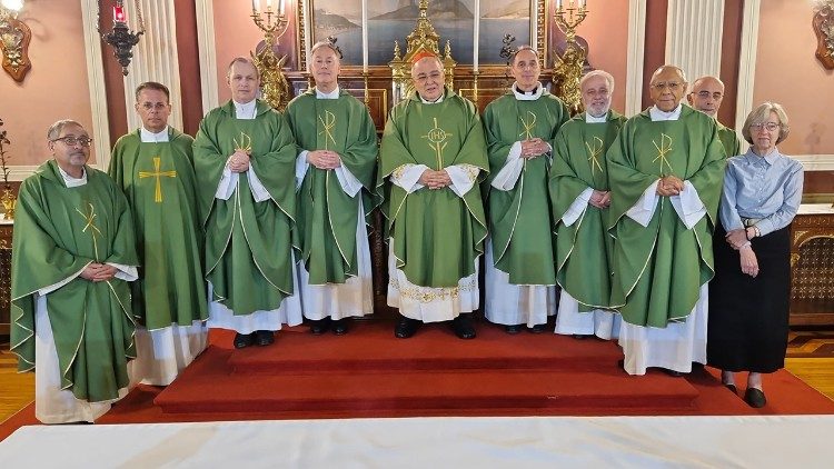 Da esq. para a dir., padre Gaby Alfred Hachem, monsenhor Maurizio Barba, Dom Antonio Luiz Catelan Ferreira, padre Philippe Vallin, Cardeal Orani João Tempesta, Dom Etienne Vetö, monsenhor Piero Coda, padre Mario Ángel Flores Ramos, frei Fernando Saraiva, Robin Darling Young