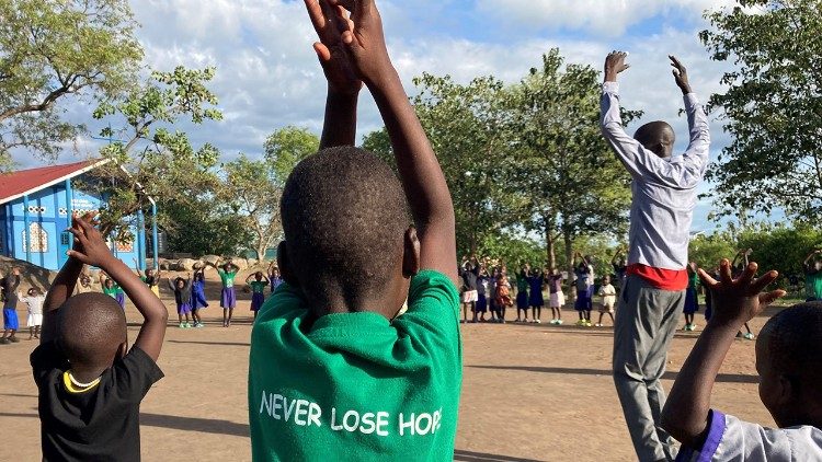 Kinder spielen und tanzen