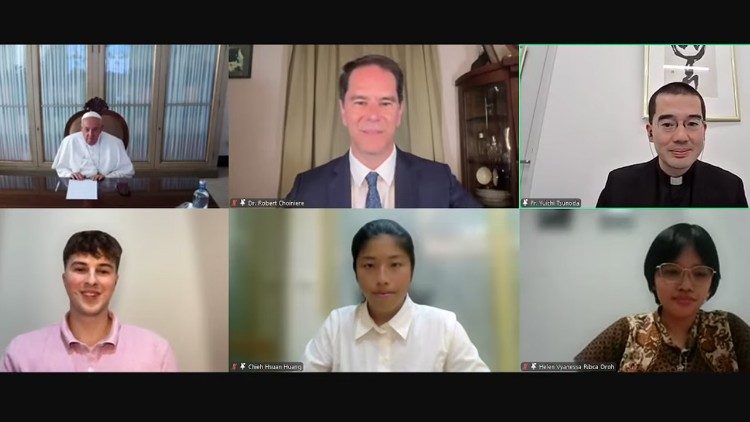 Un gruppo di giovani a colloquio con Francesco