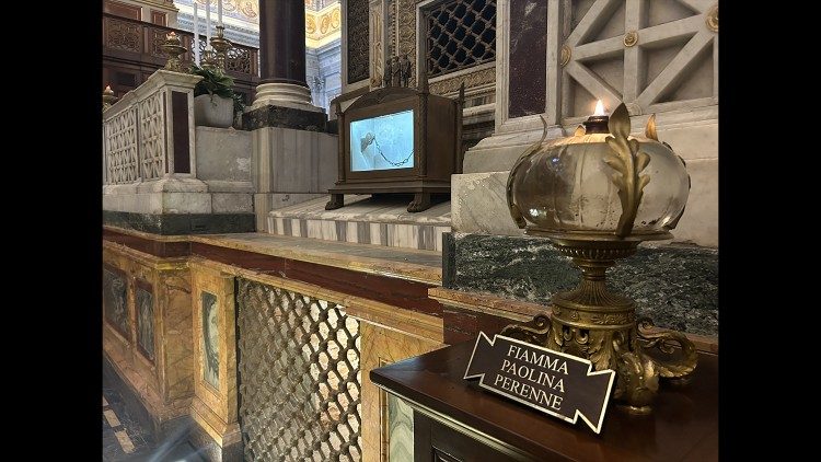 La fiamma paolina collocata in prossimità della tomba e delle catene dell'apostolo Paolo 