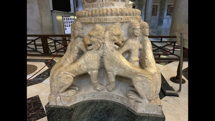 Un dettaglio del candelabro per il cero pasquale