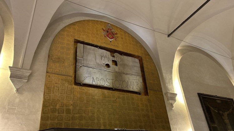 Una riproduzione della lastra sovrastante il sepolcro