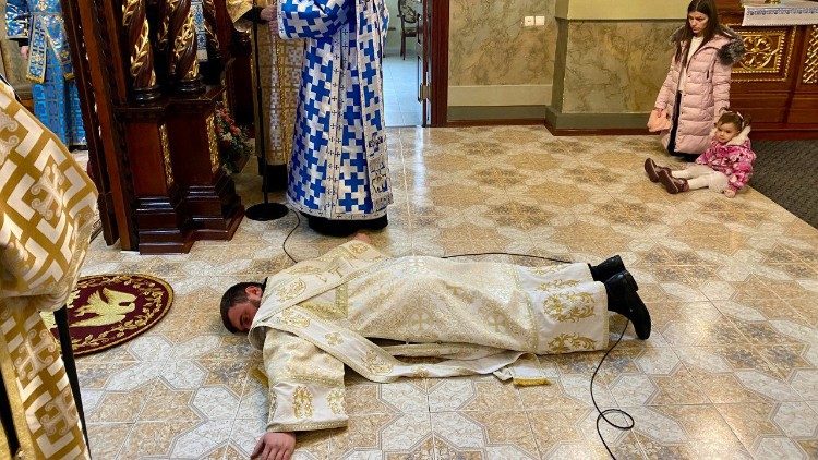 Un moment de l'ordination sacerdotale père Petro Manzya