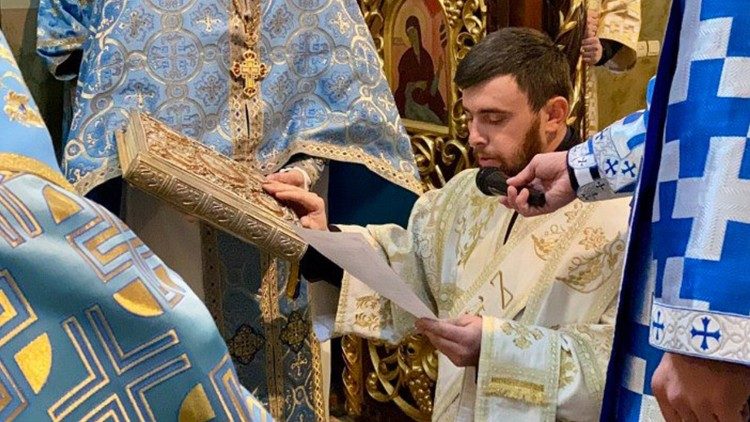 Le père Petro Mandzyak lors de son ordination sacerdotale en Ukraine. 
