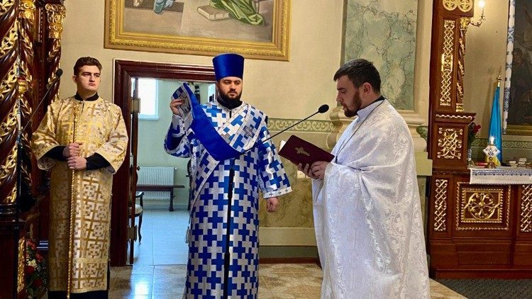 Le père  Petro pendant la cérémonie d'ordination sacerdotale
