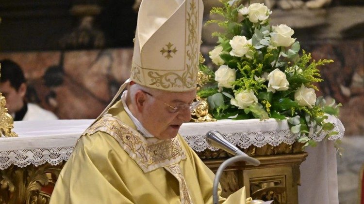 Kard. Mauro Piacenza wygłaszający homilię