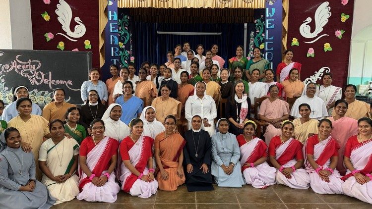 Beneficiari dei programmi della Fondazione Hilton in India con suor Jane Wakahiu