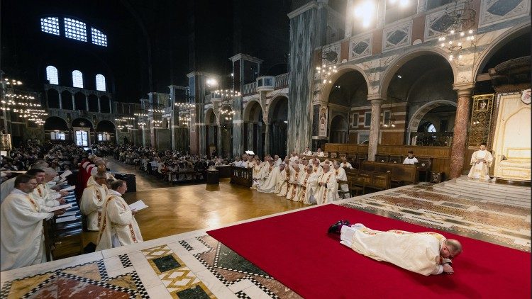 A ordenação do Bispo Waller pelo cardeal Fernandez (foto © Marcin Mazur)