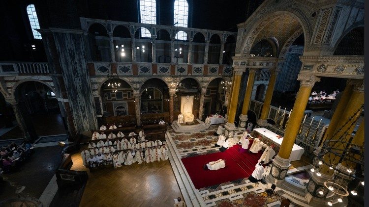 A ordenação do Bispo Waller pelo cardeal Fernandez (foto © Marcin Mazur)