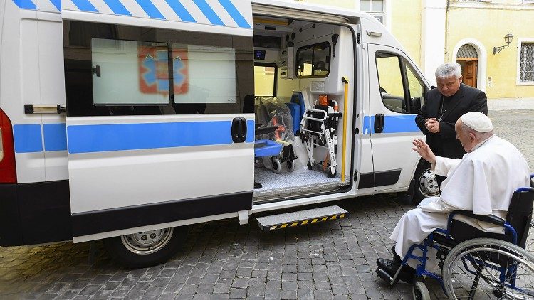 2024.06.24 Papa Francesco dona una terza ambulanza a un ospedale in Ucraina