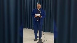 Padre Salvatore Farì durante la presentazione del libro