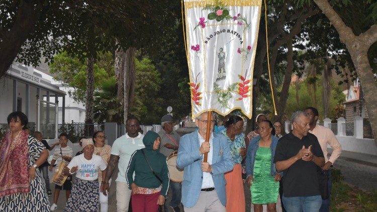 Jorge Carlos Fonseca levando, na qualidade de Festeiro, o estandarte de São João 