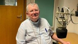 O presidente do CELAM, o arcebispo de Porto Alegre e presidente da Conferência Nacional dos Bispos do Brasil, dom Jaime Spengler nos estúdios da Rádio Vaticano.