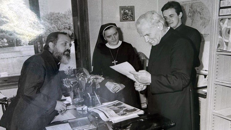 Kard. Karol Wojtyła w Sekcji Polskiej Radia Watykańskiego z wieloletnim Szefem Sekcji Polskiej o. Florianem Pełką SJ  (archiwum mediów watykańskich)