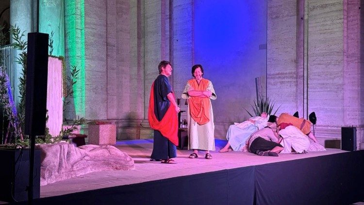 Una immagine della pièce di La Ginestra nell'atro della Basilica vaticana