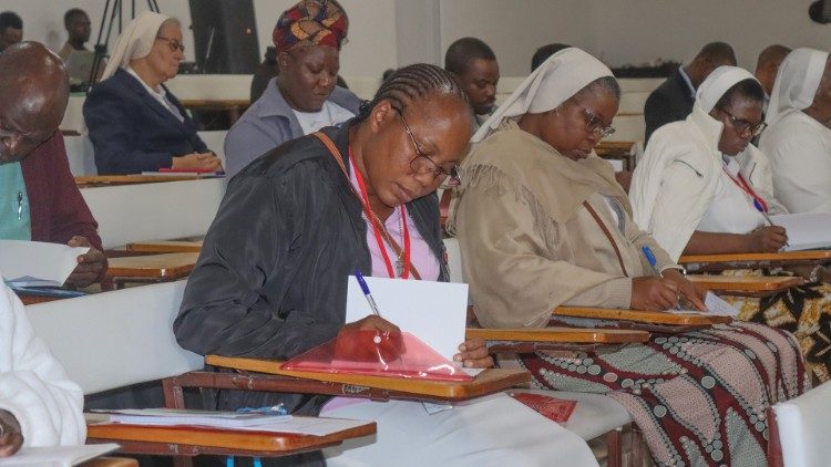 Bispos, sacerdotes, religiosos, religiosas e leigos participaram na 28a Semana Teológica