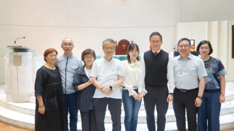 Les 4 nouveaux diacres et leurs épouses.