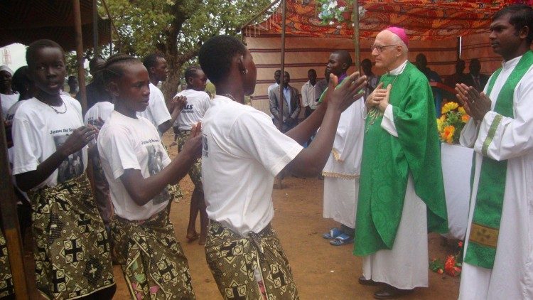 Monsignor Biguzzi tra i fedeli della diocesi di Makeni (foto missionari saveriani)