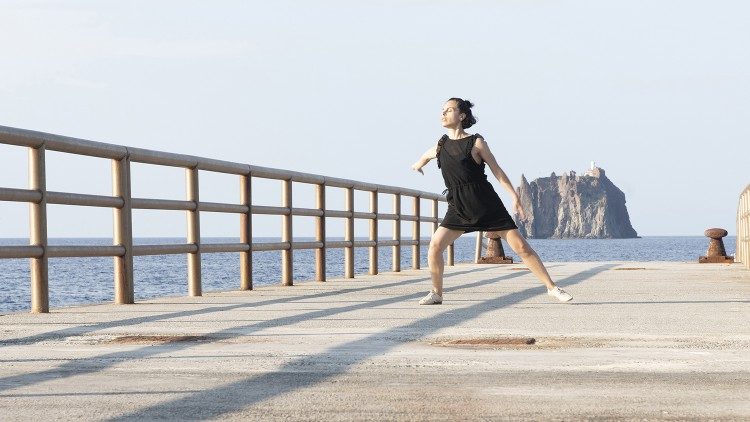 Una performance sullo sfondo dell'isola di Strombolicchio